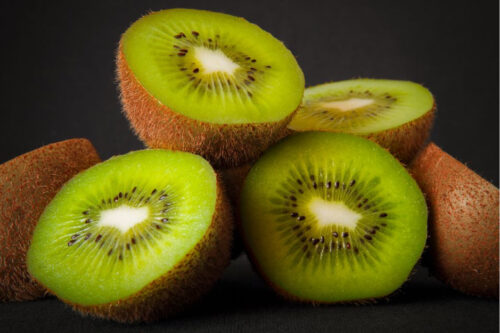 kiwis sliced in half