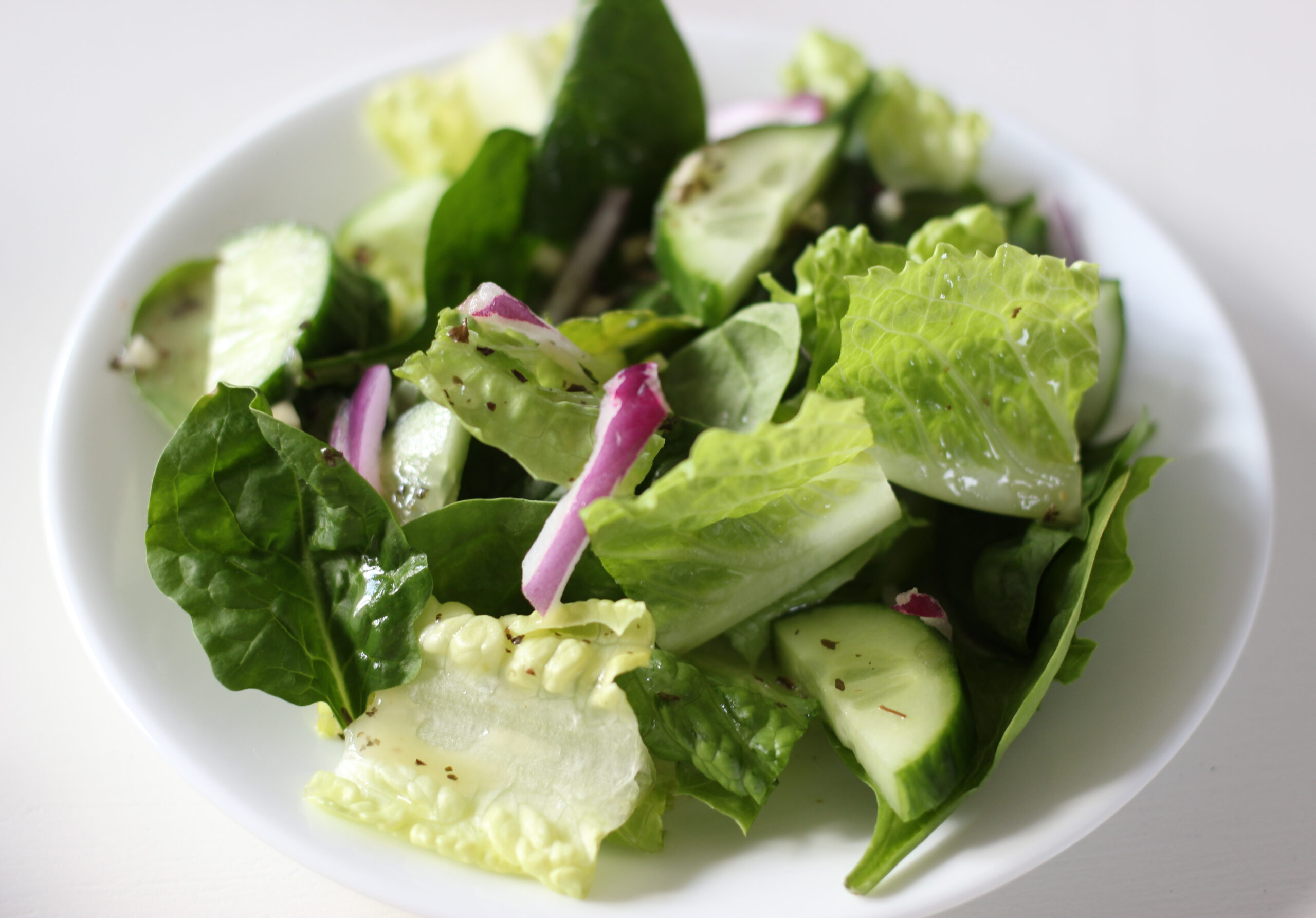 Salad with lemon garlic salad dressing